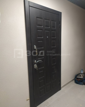 Черная дверь с пенополистиролом 4 класса взломостойкости с магнитным уплотнителем - фото
